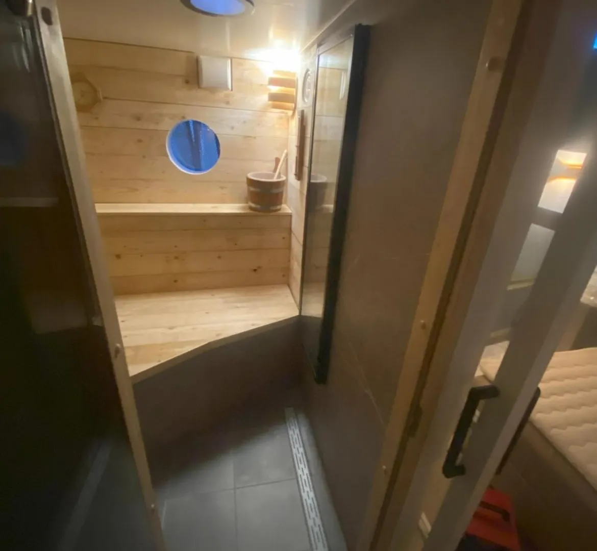 Houseboat Reussi Bed & Breakfast Amsterdam Netherlands
