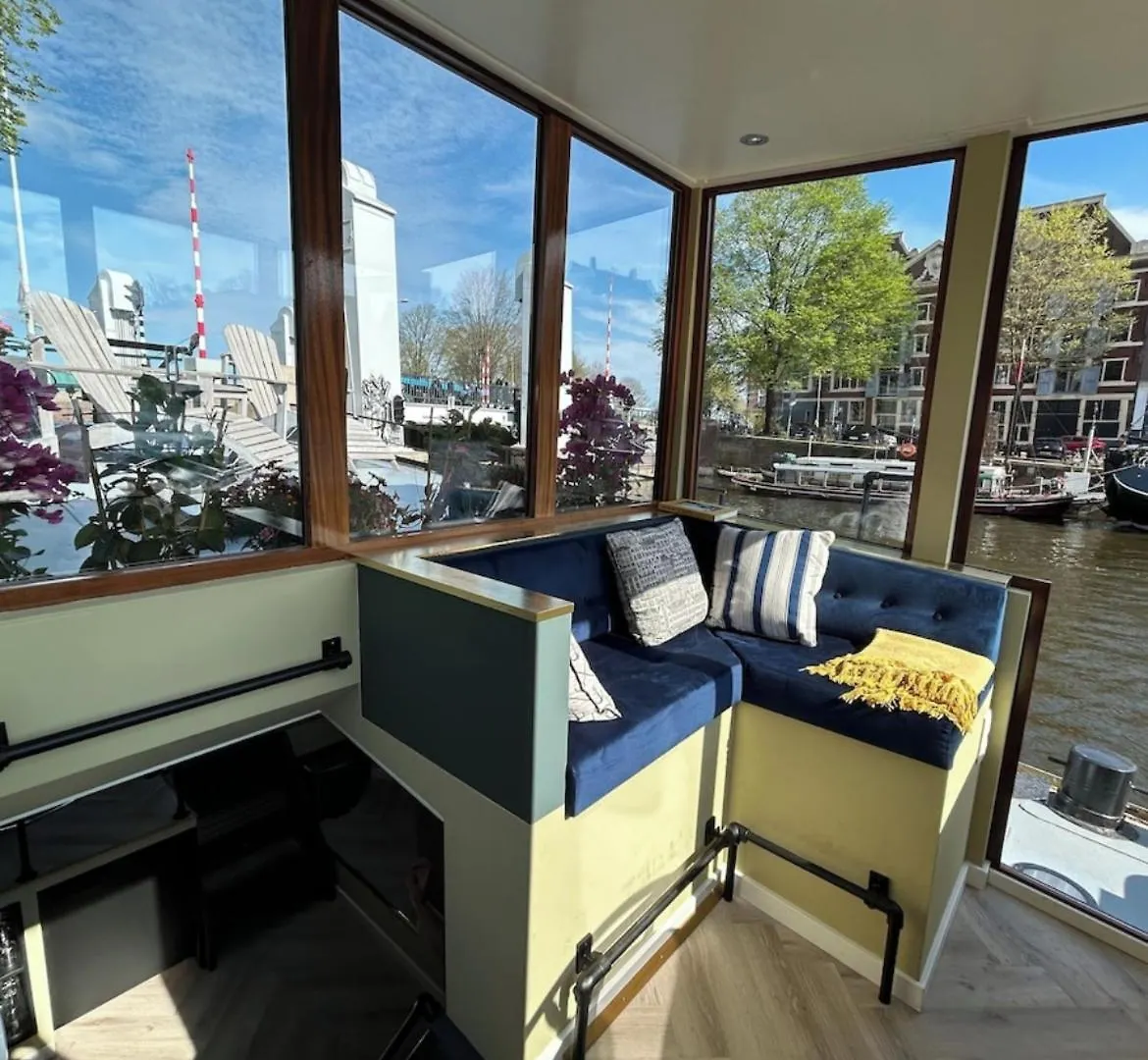 Houseboat Reussi Bed & Breakfast Amsterdam Netherlands