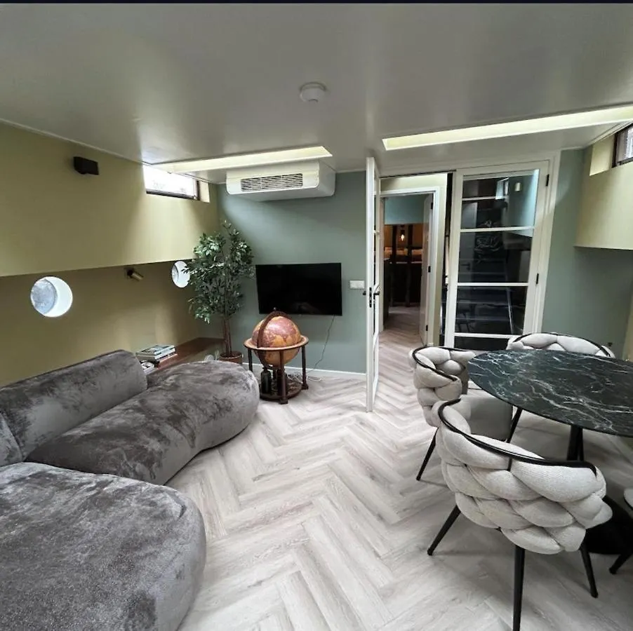 Houseboat Reussi Bed & Breakfast Amsterdam Netherlands